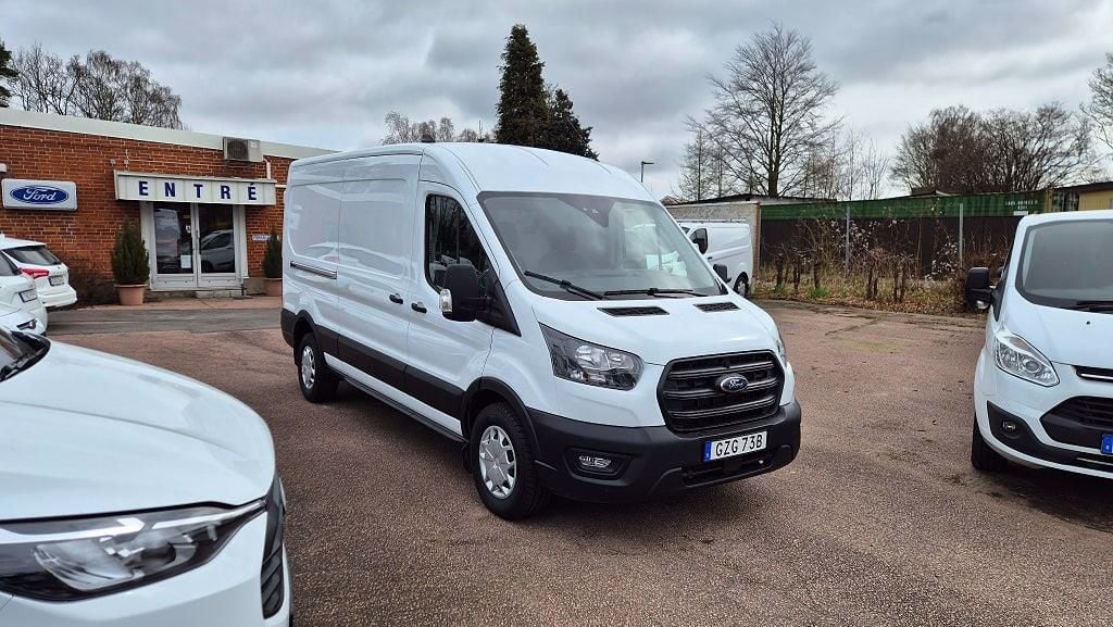 GZG73B · Ford Transit 350 2024 diesel-transportbil - skåp framifrån — Transport Bil Syd Skåne
