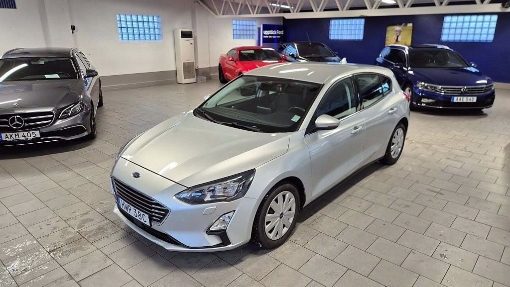 HWP38C · Ford Focus 2019 diesel-halvkombi framifrån — Transport Bil Syd Skåne