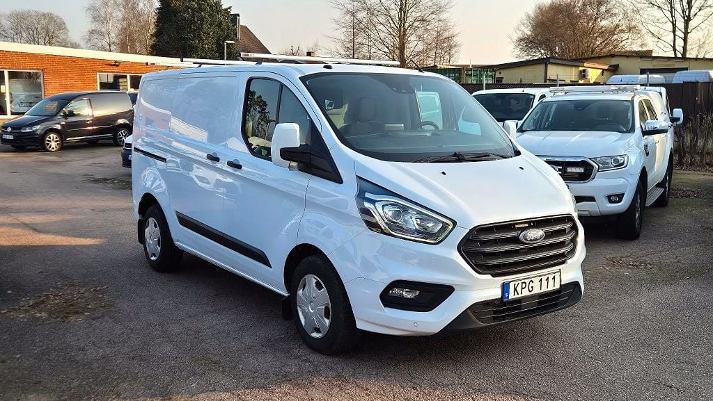 KPG111 · Ford Transit Custom 2018 diesel-transportbil - skåp framifrån — Transport Bil Syd Skåne