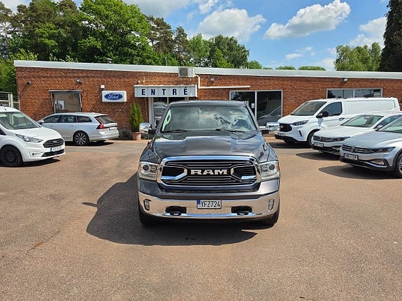 YFZ724 · RAM 1500 2018 bensin-transportbil - skåp bakifrån — Transport Bil Syd Skåne