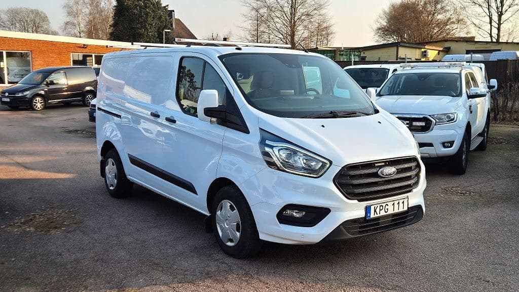 KPG111 · Ford Transit Custom 2018 diesel-transportbil - skåp framifrån — Transport Bil Syd Skåne