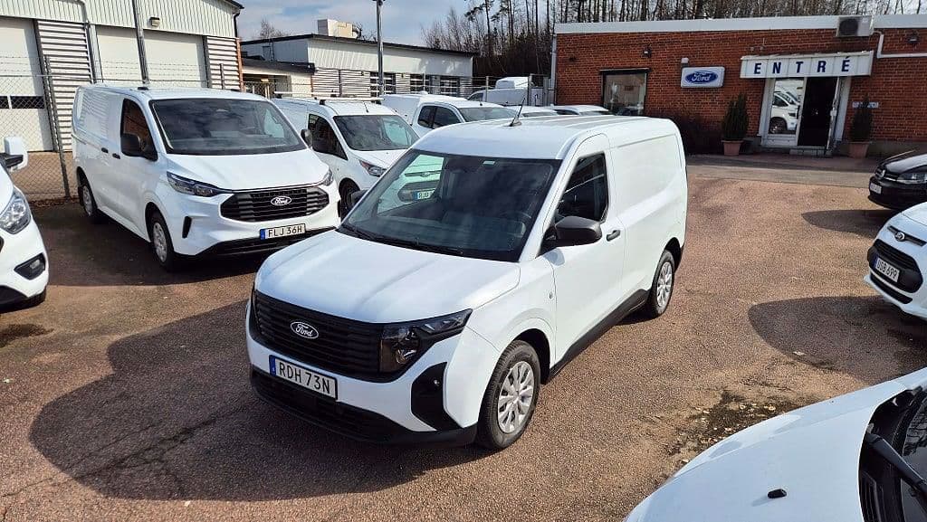 RDH73N · Ford Transit Courier 2024 diesel-transportbil - skåp framifrån — Transport Bil Syd Skåne