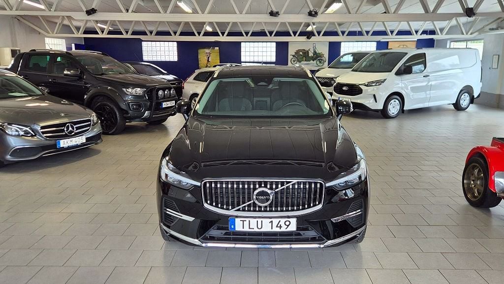 TLU149 · Volvo XC60 2023 hybrid-suv från sidan — Transport Bil Syd Skåne
