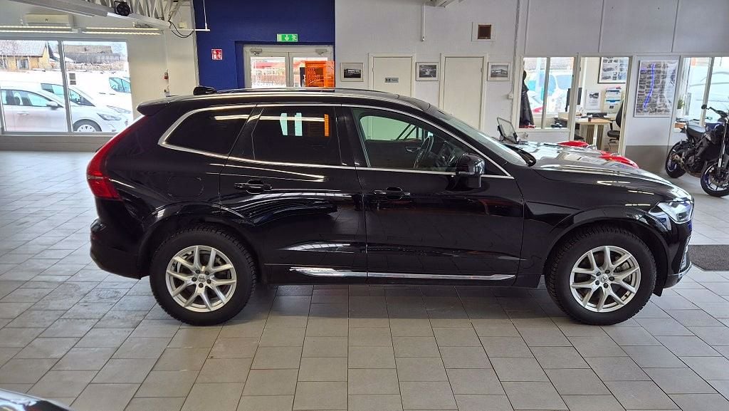 TLU149 · Volvo XC60 2023 hybrid-suv förarplats interiör — Transport Bil Syd Skåne