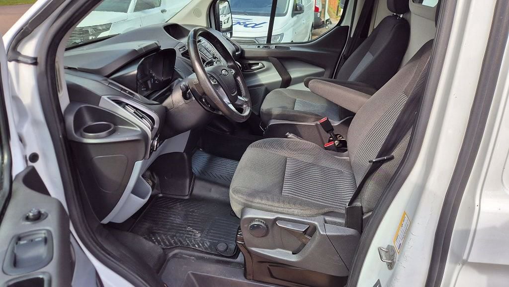 YWP381 · Ford Transit Custom 2018 diesel-transportbil - skåp bakifrån — Transport Bil Syd Skåne