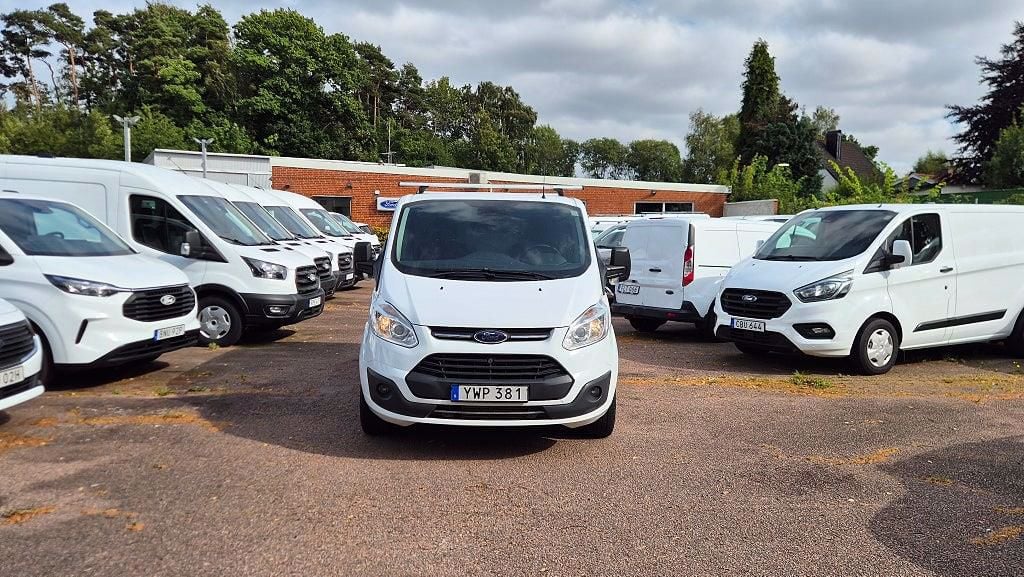 YWP381 · Ford Transit Custom 2018 diesel-transportbil - skåp förarplats interiör — Transport Bil Syd Skåne